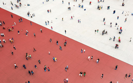 Sortir de la logique du «eux» et du «nous» / ©iStock