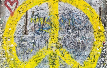 Symbole de paix, dessiné sur le mur de Berlin. / © iStock