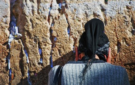 Une femme prie devant le Mur des Lamentations. Image d’illustration. / ©nicolay_bastos / iStock