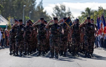 Bataillon de soldats français en marche © Istock / Gwengoat / Bataillon de soldats français en marche © Istock / Gwengoat