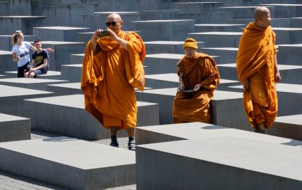 © Istock / hanohiki / Moines bouddhistes visitant le Mémorial de l’Holocauste à Berlin