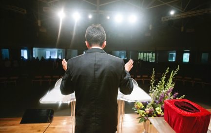 Un pasteur bénissant son assemblée / iStock / Hotaik Sung