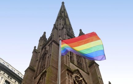 Un drapeau arc-en-ciel sur le devant de l’église de la Trinité à New York / © iStock / Bumblee_Dee