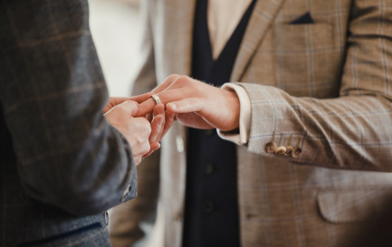 La bénédiction de mariage pour couple de même sexe soutenue par les Églises réformées Berne-Jura-Soleure. © iStok/ DGLimages / La bénédiction de mariage pour couple de même sexe soutenue par les Églises réformées Berne-Jura-Soleure. © iStok/ DGLimages