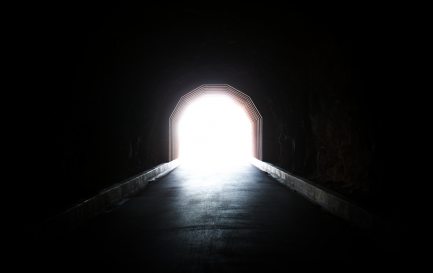 Le tunnel et la lumière font partie de nombreux récits d&#039;expérience de mort imminente. © iStock/ImageGeneration / Le tunnel et la lumière font partie de nombreux récits d&#039;expérience de mort imminente. © iStock/ImageGeneration