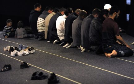 Des musulmans de Suisse prient lors de la conférence annuelle du Conseil Central Islamique Suisse, CCIS, ce samedi 19 février 2011 au Palais des Congrès de Bienne. / Keystone/Laurent Gilliéron