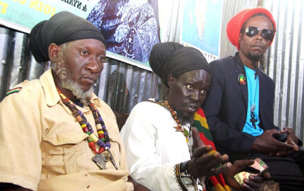 Les membres du groupe Rastafarian Family Elders Ras Malonza, Ras Lojuron et John Wambua, dans leur local de prière du bidonville de Kibera, à Nairobi au Kenya. / @ RNS/Tonny Onyulo