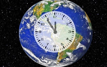 Les horloges des clochers des paroisses suisses ont été immobilisés à midi moins cinq pour soutenir le mouvement pour le climat. / ©Pixabay