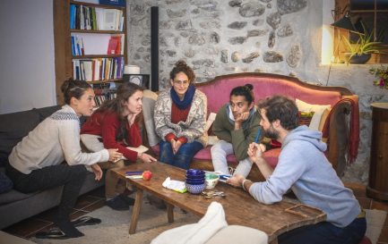 Les habitants du Petit Bochet discutent régulièrement de leur quotidien. / © Sophie Brasey