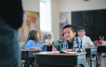 Deux « cadrages » de la religion coexistent dans les écoles romandes : d’un côté celui qui la définit comme un fait social, de l’autre celui qui l’envisage comme un élément apportant du sens. / Elève attentif en classe © iStock