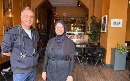 Andreas Tölke et Layali Jafaar, les deux «boss» du restaurant Kreuzberger Himmel, à Berlin / ©Carole Pirker/RTSreligion