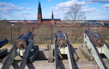 Lors de la Réforme, le roi Gustav de Suède s’est approprié les biens de l’Église. Vers 1550, il fait construire une fortification sur une colline qui fait face à la cathédrale d’Uppsala, la plus grande de Scandinavie. Une série de canons pointant l’édifice permettent de rappeler aux évêques qui détient le pouvoir. Une manière symbolique d’interroger les relations entre Église et État que l’on peut voir encore aujourd’hui dans la ville qui héberge la plus ancienne chaire de sciences politiques encore active au monde: l’enseignement d’éloquence et politique y est tenu depuis 1622. / ©iStock / Antema