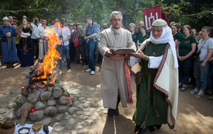 La grande prêtresse Inija Trinkūnienė lors d&#039;une célébration du printemps en Lituanie. / © RNS photo by Vytas Daraškevičius