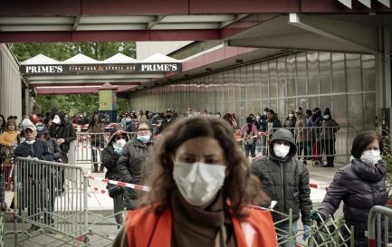 Distribution de nourriture à Genève. Copyright Laurent Guiraud / Bénévole et nécessiteux le 2 mai dernier aux Vernets