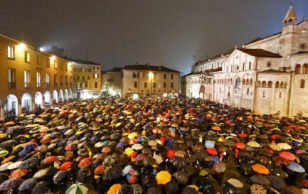 Les Sardines rassemblées sur une place d'un centre historique en Italie 