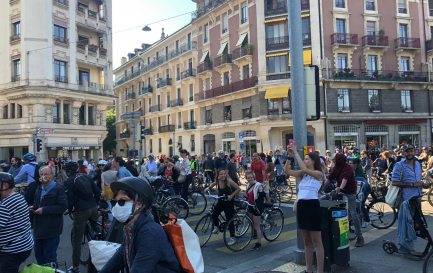 Les cyclistes réagissent aux oppositions aux nouvelles voies cyclables / Manifestation de cyclistes à Genève lundi 18 mai 
