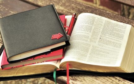 Une Bible et des carnets de note pour réfléchir (source : pixabay) / Une Bible et des carnets de note pour réfléchir (source : pixabay)