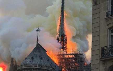 Incendie de Notre Dame / CC(by-sa) Antoninnnnn, Wikimédias. Recadré.