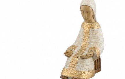 Marie assise, façonnée par les Petites Soeurs du Monastère de Bethléem de Mougères / https://www.artisanatmonastique.com/vierge-marie.htm