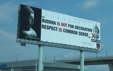 Panneau autoroutier à Bangkok en 2016 invitant au respect du Bouddha réalisé par knowingbouddha.org / Panneau autoroutier Bangkok Respect Bouddha Photo Gilles Bourquin 2016