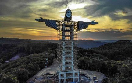 La statue du Christ protecteur en construction dans la petite ville Encantado au sud du Brésil. Photo Silvio Avila AFP. / Statue du Christ protecteur à Encantado au Brésil