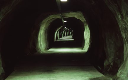 Galerie de sécurité du tunnel routier du Saint Gotthard. / Photo Gilles Bourquin, 1986.