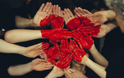 La solidarité, au cœur de la mission de l’Église. © Tim Marshall – unsplash