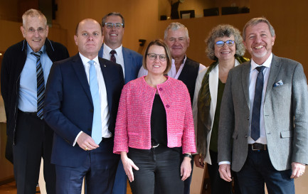 Le Conseil synodal dans sa nouvelle configuration (Christian Daenzer, trésorier, Philippe Leuba, Vincent Guyaz, vice-président, Anne Abruzzi, présidente, Michel Blanc, Laurence Bohnenblust-Pidoux et Laurent Zumstein. © Gérard Jaton – EERV