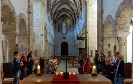 Les offices de la FPO se tiennent trois fois par jour du mardi au samedi dans le chœur de l’abbatiale et on y invite toujours les visiteurs de passage. © M. Gaudard