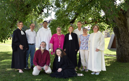 Les animateurs d&#039;Eglise entourés des officiantes et des ministres nouvellement accueillis @EERV / Les animateurs d&#039;Église entourés des officiantes et des ministres nouvellement accueillis @EERV 